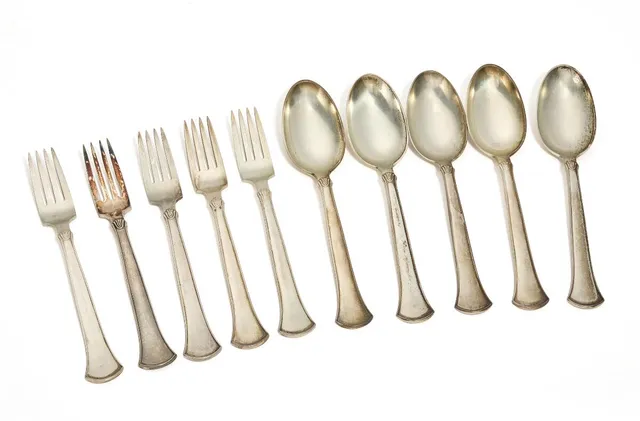 “Arvesølv 5”. Sterling silver and silver cutlery pieces. Manufactured and stamped by Hans Hansen. Weight 619 g. (10)