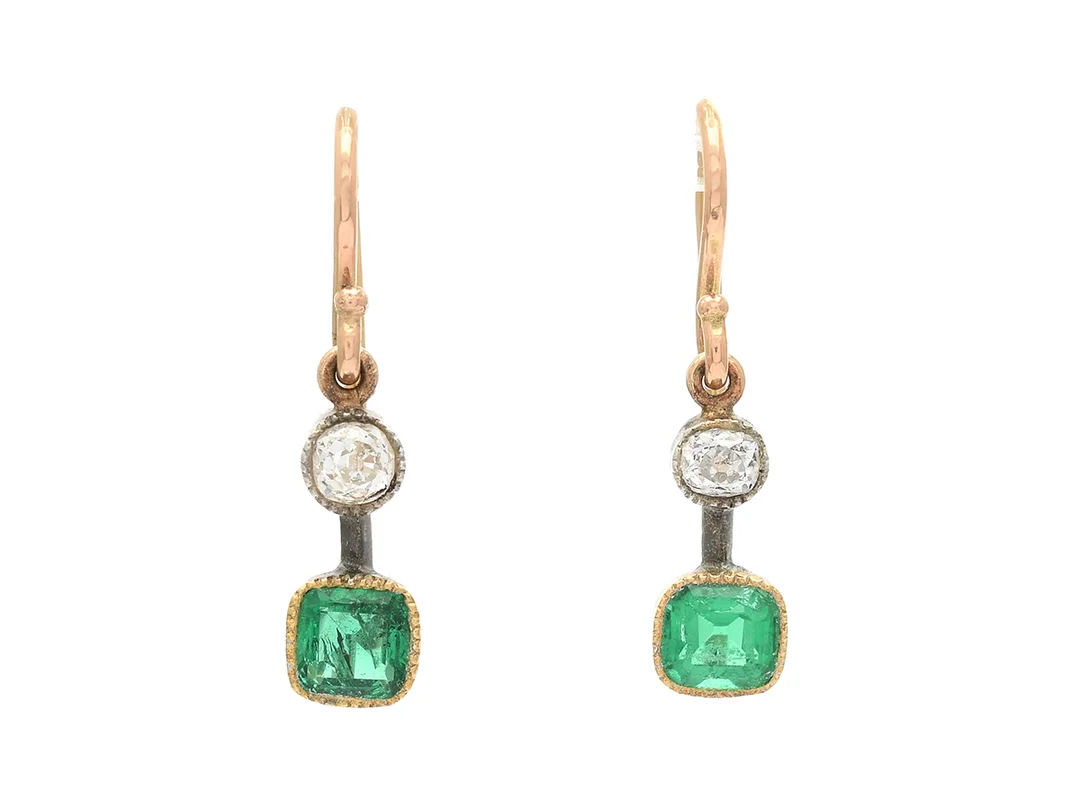 ÖRHÄNGEN, 18K guld/silver, smaragder ca 0,50 ctv, gammalslipade diamanter ca 0,20 ctv, ca TCr(I)/SI, längd 2,2 cm, vikt 1,5 g. — Smycken/Örhängen — Kaplans