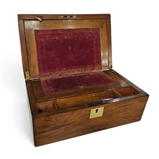Antigua escribanía de viaje inglesa en madera de nogal con detalles en latón.