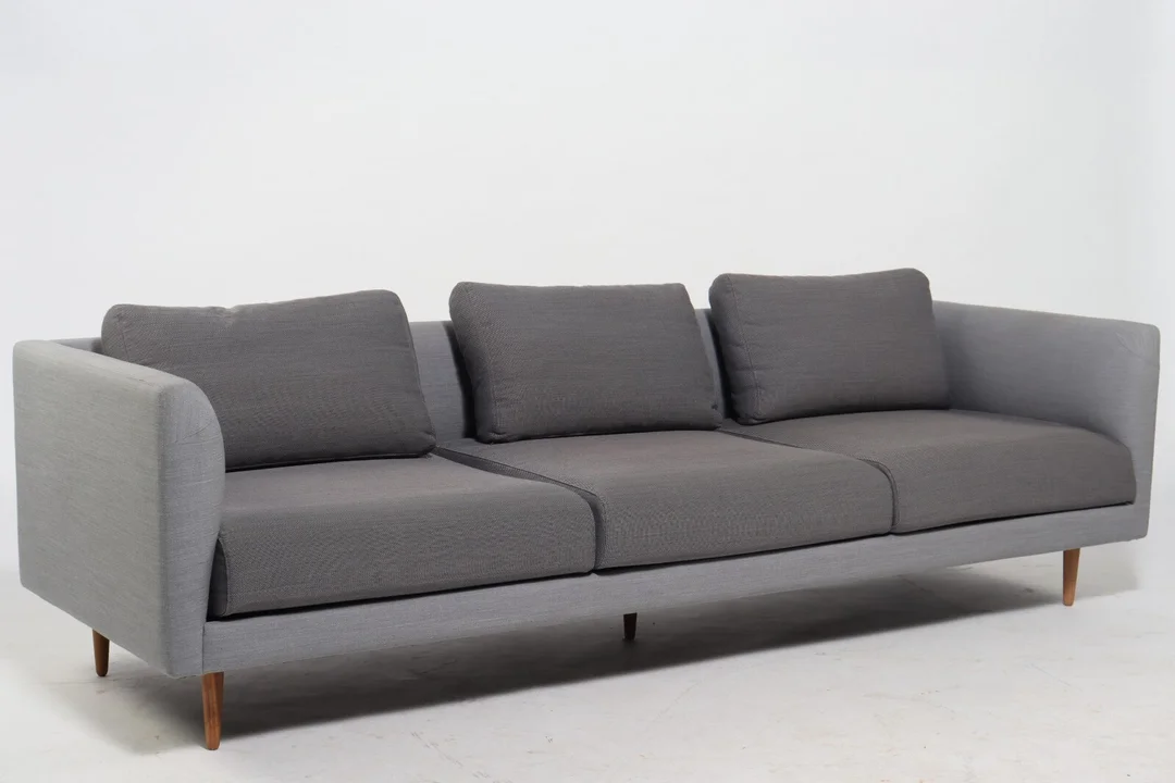 Mogens Hansen. Tre pers. sofa med ben af egetræ. — Furniture/Lounge suites, sofas — Lauritz
