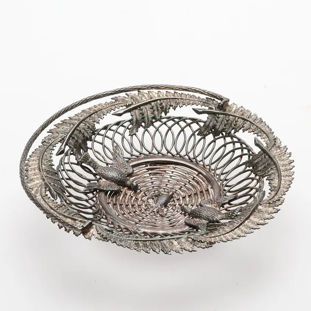 Korg av nysilver med genombruten dekor.