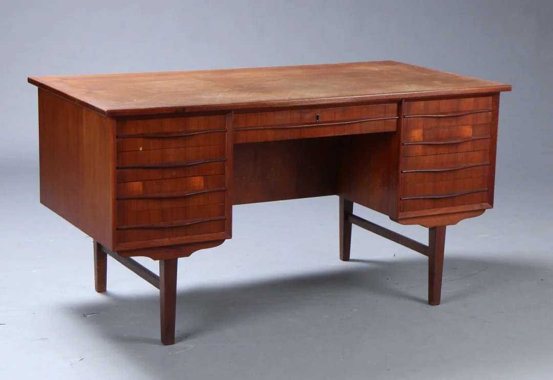 Dansk møbelproducent. Skrivebord i teak, 1960'erne — Furniture/Office furniture — Lauritz