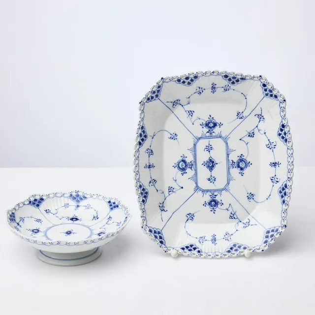 ROYAL COPENHAGEN. Fat, 2 dlr, "Musselmalet", helblond / full lace, nr 1143 och 1032, daterad 1965-74.