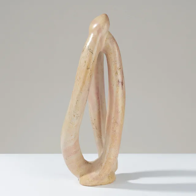 Skulptur af sand- og rosafarvet sten med abstrakt udtryk, 1900-tallets anden halvdel.