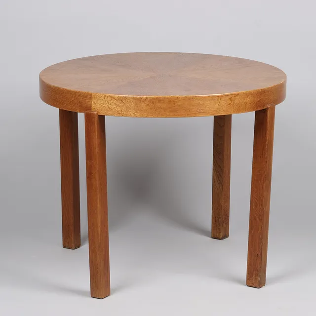 DANSK SNEDKERMESTER, rundt sofabord i egetræ, nordisk Art Deco, Danmark, 1930'erne.
