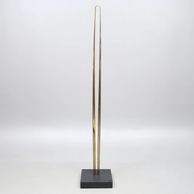 ARNE ANDERSSON (SVERIGE, FÖDD 1933). TILLSKRIVEN. "Möbiusband", skulptur, mässing, osignerad. Höjd 198 cm.