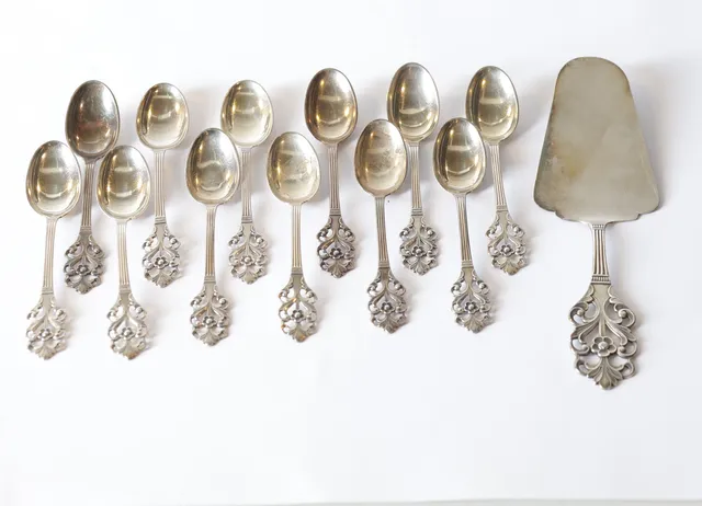 THORVALD MARTHINSEN. Kaffeskedar samt tårtspade, 13 st delar, blomdekor kattfot, Totalvikt ca 160g. 830 silver.
