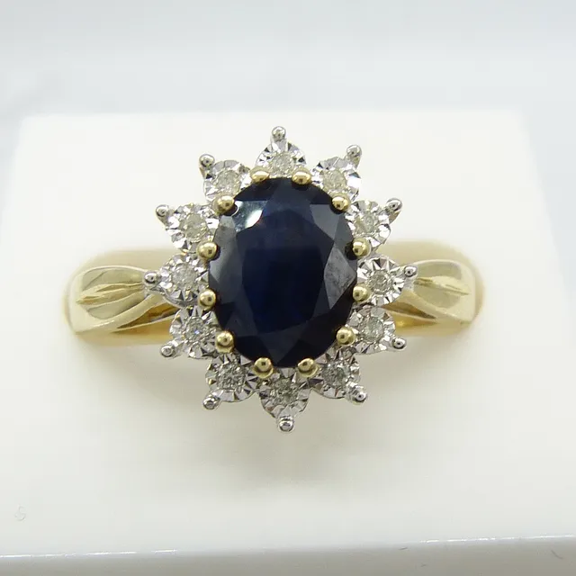 SAPPHIRE & DIAMOND CLUSTER RING.