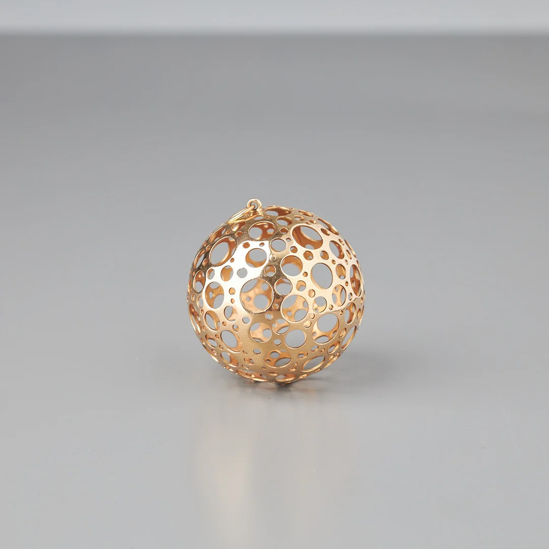LIISA VITALI. HÄNGE, 14K guld, Westerback, Helsingfors 1968. — Brooches & Pendants — Stockholms Auktionsverk Helsinki