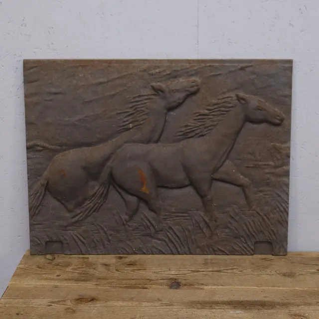 VÄGGDEKORATION, gjutjärn med hästar i relief.