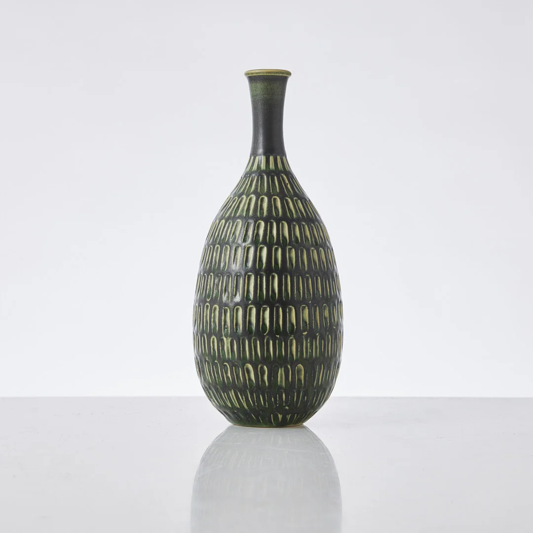 STIG LINDBERG. Vas, 1950/60-tal, stengods, grön glasyr, pressad dekor, signerad Stig L och studiohanden, Gustavsbergs studio. — European — Stockholms Auktionsverk Magasin 5