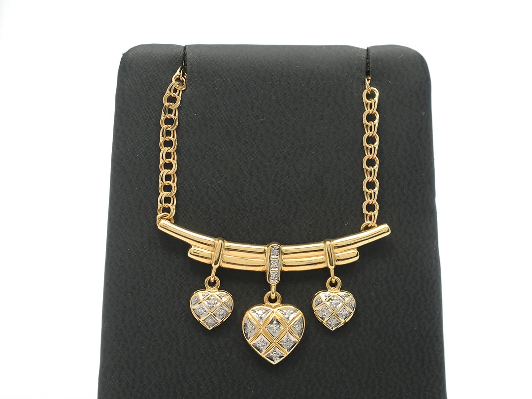 COLLIER, 18K guld, bismarckkedja och mittdel med 3 hjärtan, 19 åttkantslipade diamanter ca 0,05 ctv, ca TCr/VS, längd 41 cm, vikt 7,7 g. — Smycken/Collier — Kaplans
