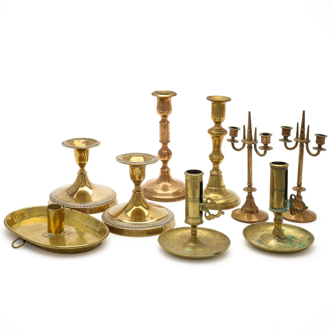 LJUSSTAKAR, 9 st, mässing, 1900-tal. — Candlesticks — Auktionsmagasinet Vänersborg