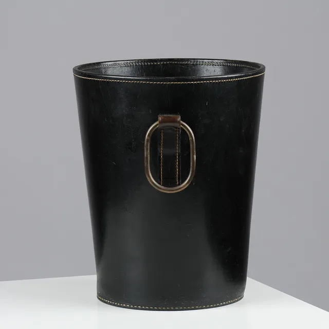 CARL AUBÖCK (1900-1957). Papirkurv af sort læder med greb af messing, 1900 tallet.