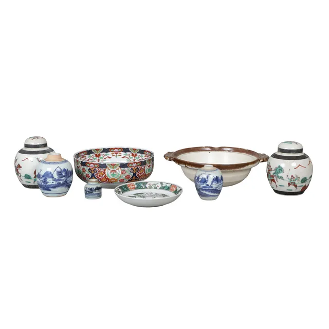 A COLLECTION OF CHINESE CERAMICS (QTY).