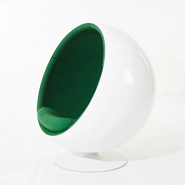 EERO AARNIO. Fåtölj, “Åskbollen“, Finland, formgiven 1963-65, vit glasfiberarmerad plast med snurrbar aluminiumfot, invändigt med grön textil klädsel samt två lösa plymåer.