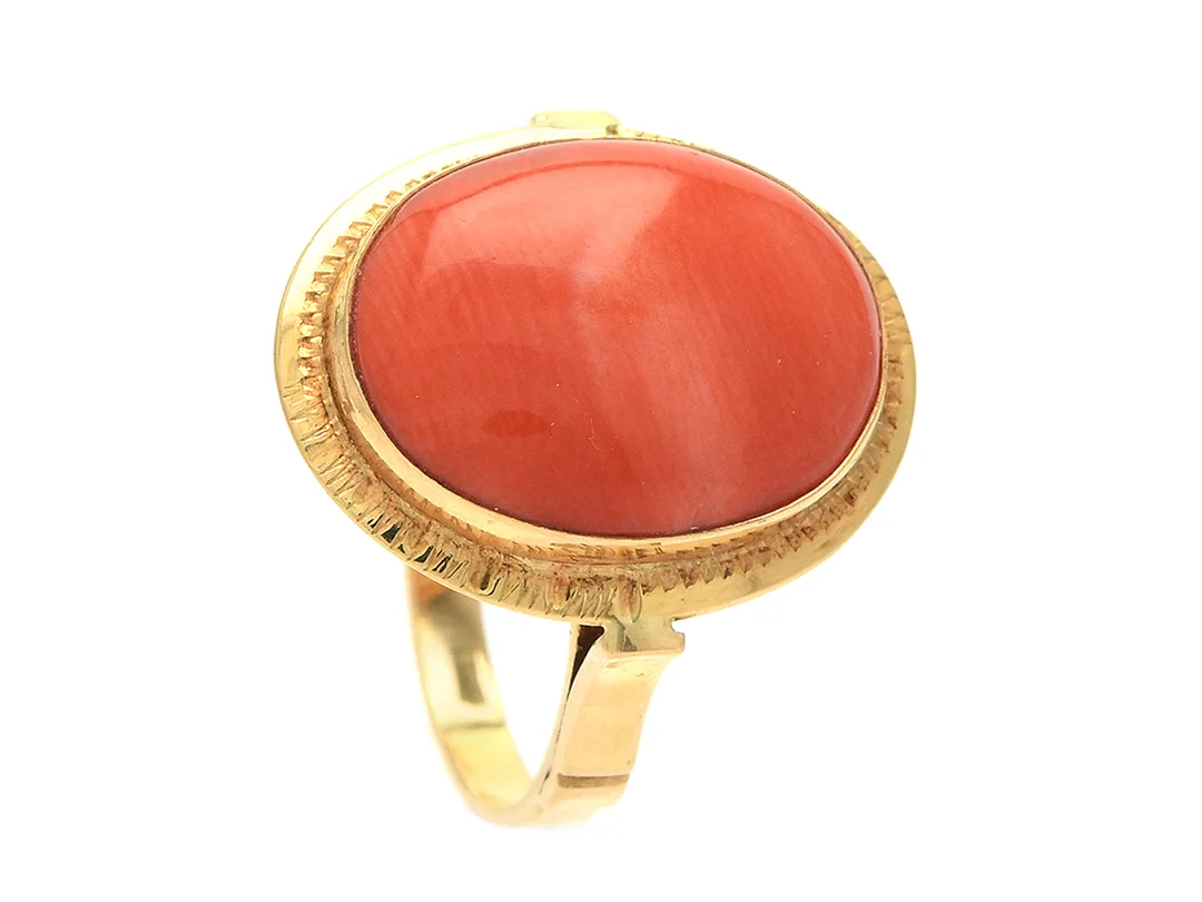 RING, 18K guld, röd korall, stl 16,5 mm, vikt 3,6 g. — Smycken/Ring — Kaplans
