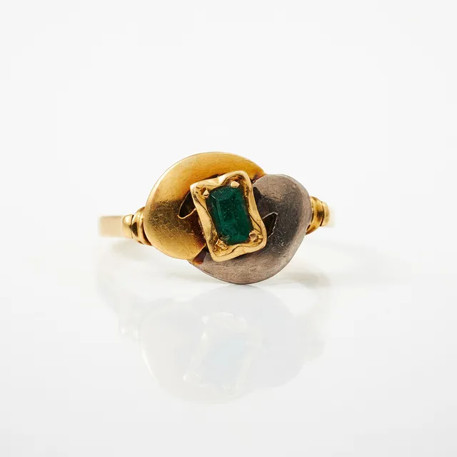 RING, 18 k röd/vitguld, trappslipad grön sten.