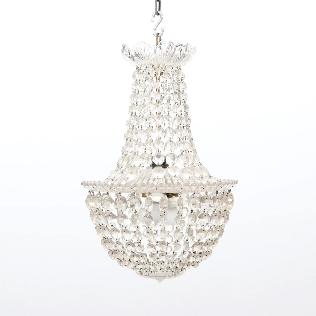 TAKARMATUR MED PRISMOR. Stomme i förnicklad metall samt glas behängd med prismor. 1900-talets första hälft. — Ceiling lights — Skånes Auktionsverk