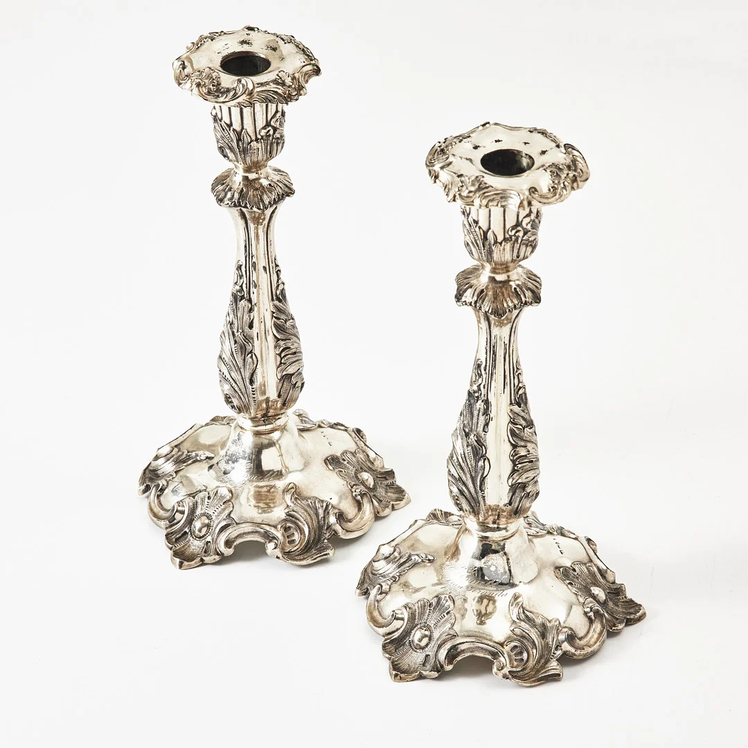 CHRISTIAN HAMMER. Ljusstakar, ett par, silver, Stockholm 1858, nyrokoko, balusterformat skaft, punsad och ciselerad dekor av akantusblad. — Silver — Stockholms Auktionsverk Magasin 5