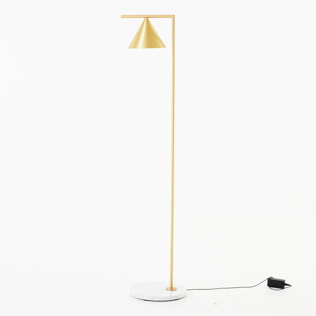 MICHAEL ANASTASSIADES. "Captain Flint", govlampa, FLOS, formgivningsår 2015, vridbart huvud, mässing, fot i marmor, etikettmärkt. — Floor lights — Stockholms Auktionsverk Magasin 5