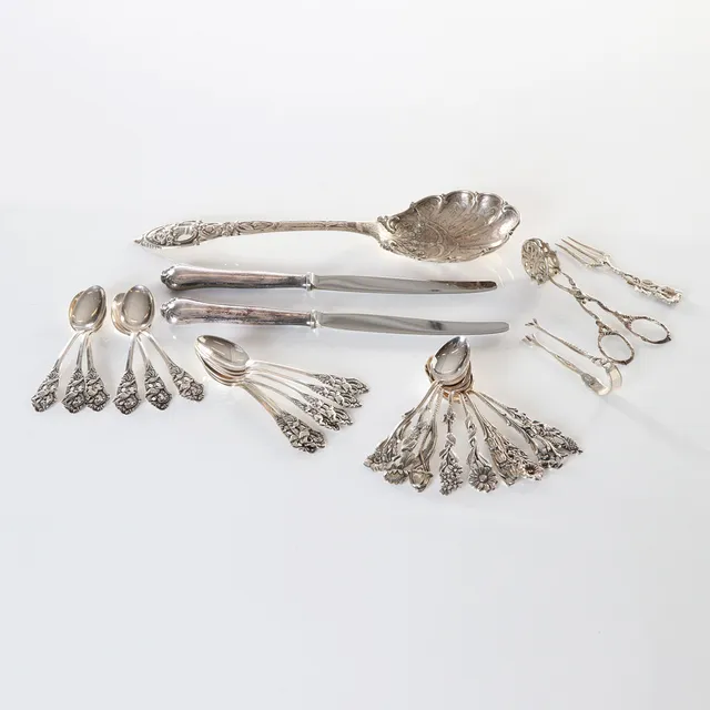 PARTI SILVER, 27 DELAR. Vikt exklusive knivar med fyllda skaft ca 315 gram.
