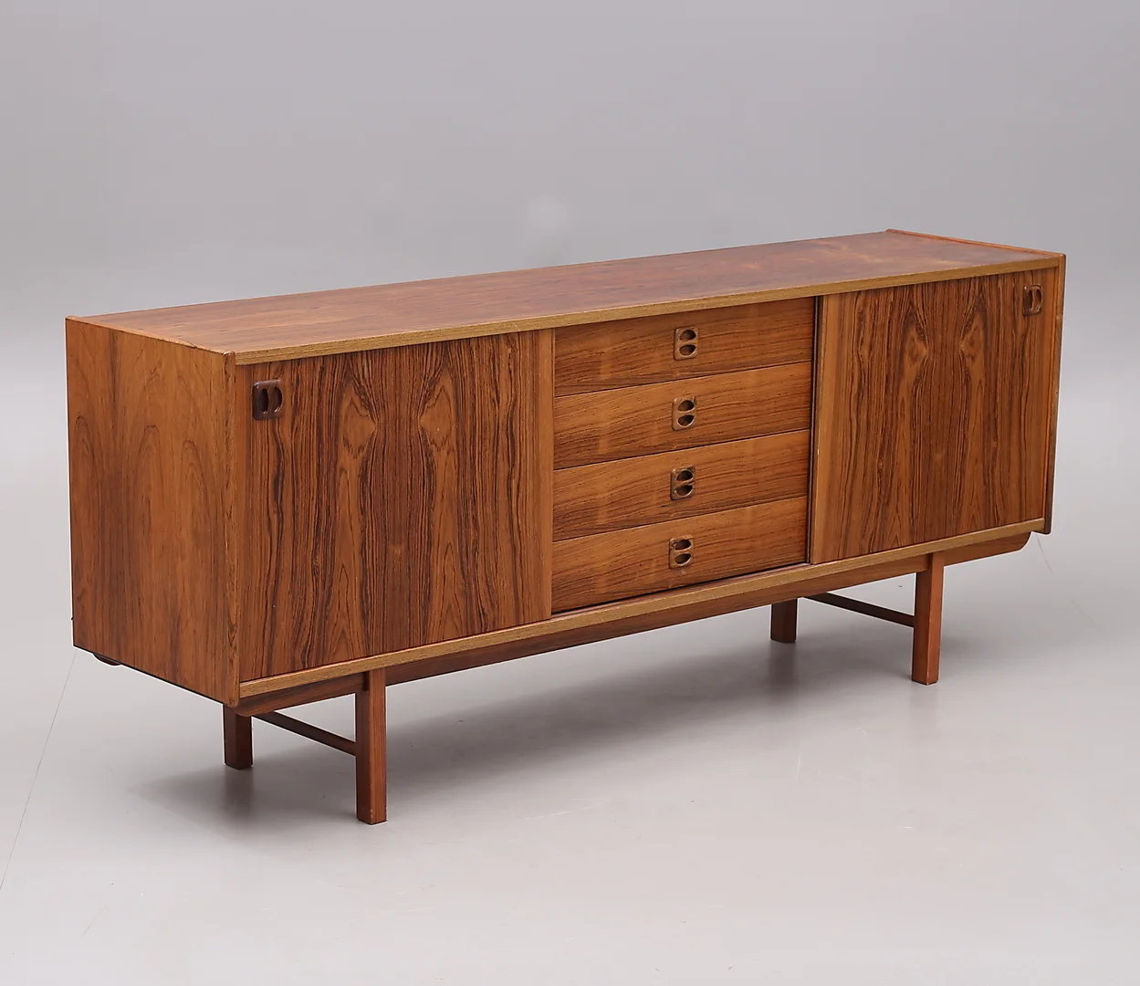 SIDEBOARD, jakaranda, 1950/60-tal. — Cupboards, Cabinets & Shelves — Växjö Auktionskammare
