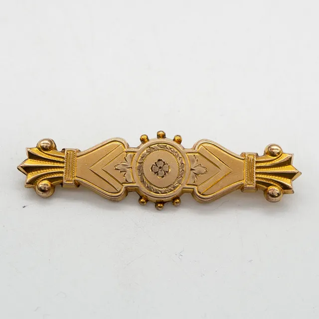 VIKTORIANISCHE DESIGNERBROSCHE, GEFÜLLT MIT 10 KARAT GELBGOLD, MIT GRAVURDEKOR, HANDGEMACHT, PUNZE: 10 K I-20 GF TOP F.M. CO., ENDE 19. JAHRHUNDERT.