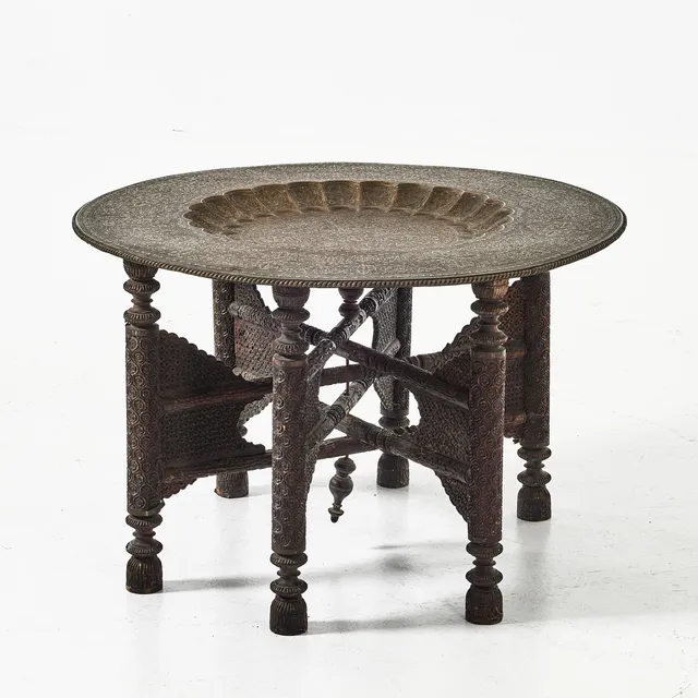 RÖKBORD, mässingsskiva, underrede i skulpterat trä, 1900-talets första hälft.