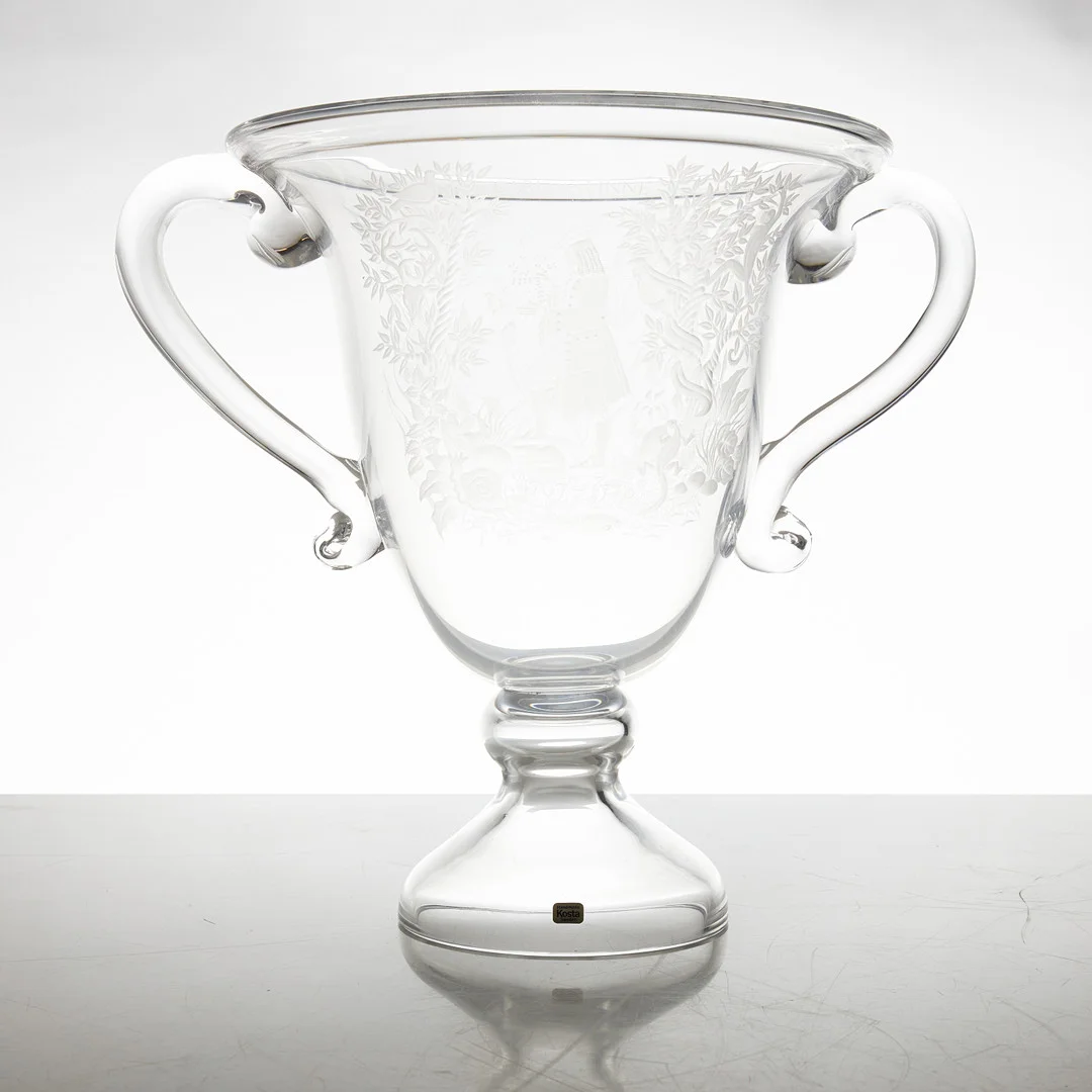 LISA BAUER. Pokal, klarglas, "Carl von Linné", graverad dekor, Kosta, signerad, limiterad upplaga, numrerad 17/226. — Art glass — Stockholms Auktionsverk Magasin 5