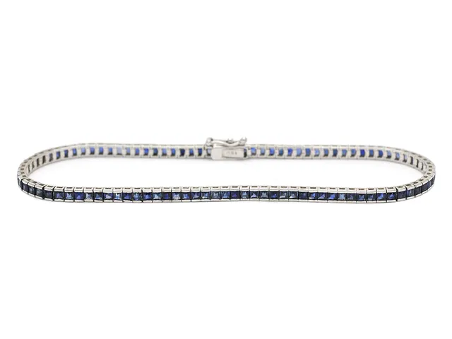 ARMBAND, 18K vitguld, 99 carréslipade safirer 4,05 ctv, längd 18,5 cm, vikt 6,3 g.