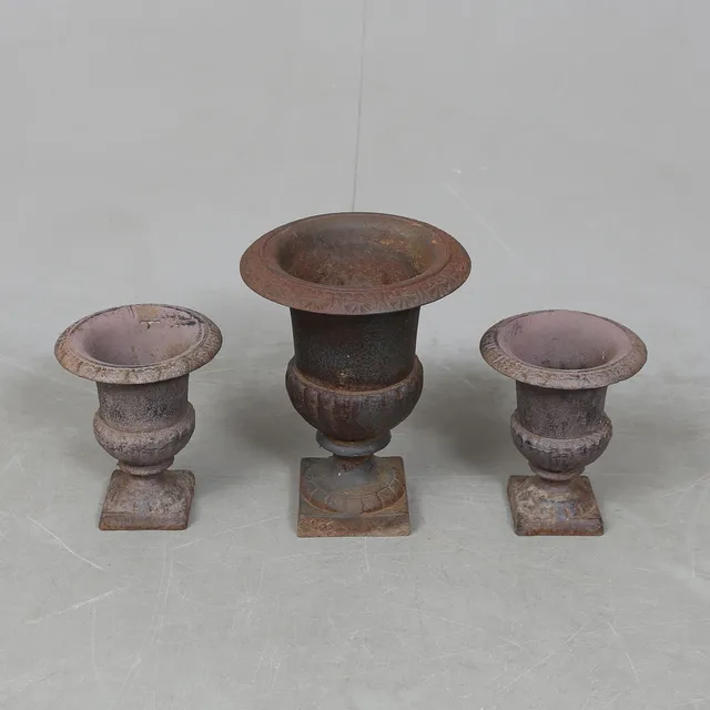 TRÄDGÅRDSURNOR, 2+1, gjuten metall.