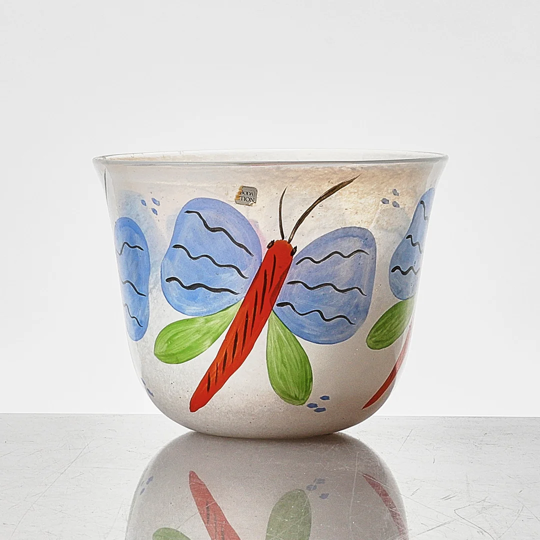 ULRICA HYDMAN-VALLIEN. Skål, Signerad, Artist Collection, Boda, Motiv med fjärilar. — Art glass — Metropol Auktioner