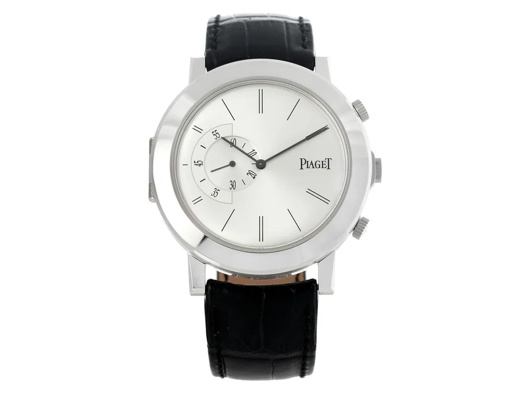 PIAGET, Altiplano Double Jeu XL, Cal 838P + 832P, Serie nr. 957446, Ref nr. G0A31152, Boett nr. PI0378, herrur, 44 mm, 18K vitguld, manuell, safirglas, två urtavlor/urverk, läderband, viklås i 18K vitguld, cert, september 2007, box, ytterkartong. Limiterad och numrerad (Nr. 49/100). — Klockor/Piaget — Kaplans