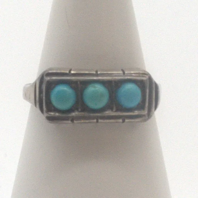 ART DÉCO DESIGNER RING 835 SILBER, MIT DREI TÜRKIS CABOCHONS UM CA. 1930.