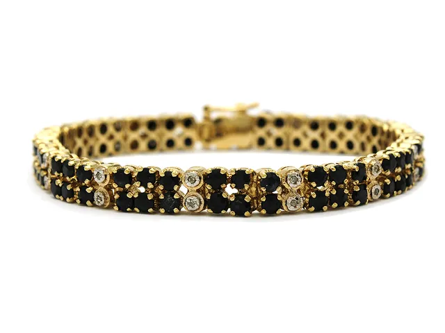 ARMBAND, förgyllt silver, 78 safirer ca 3,90 ctv, 26 rosenslipade diamanter ca 0,13 ctv, längd 17,5 cm, vikt 18,2, flera diamanter skadade.