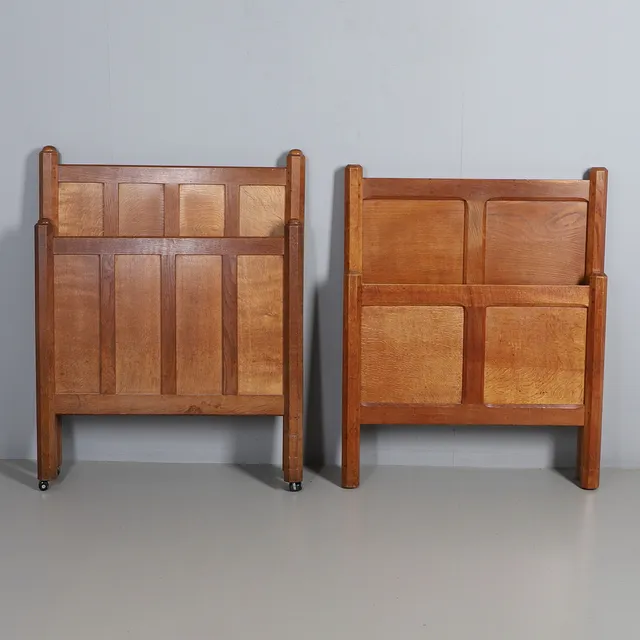 GORDON RUSSELL - PAIR OF COTSWOLD SCHOOL OAK SINGLE BEDS.