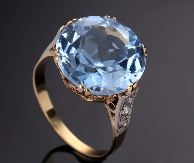 Vintage aquamarine and diamond ring of 14 kt. gold