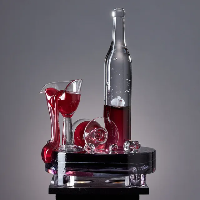 KJELL ENGMAN. Skulptur, Kosta Boda, unik, i form av stilleben med vinglas och vinflaska, dekor i klarglas samt rött glas.