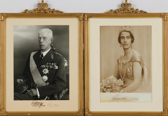 KUNGLIGA PORTRÄTTFOTOGRAFIER, Gustav V och Louise, handsignerade och daterade 1950-tal.