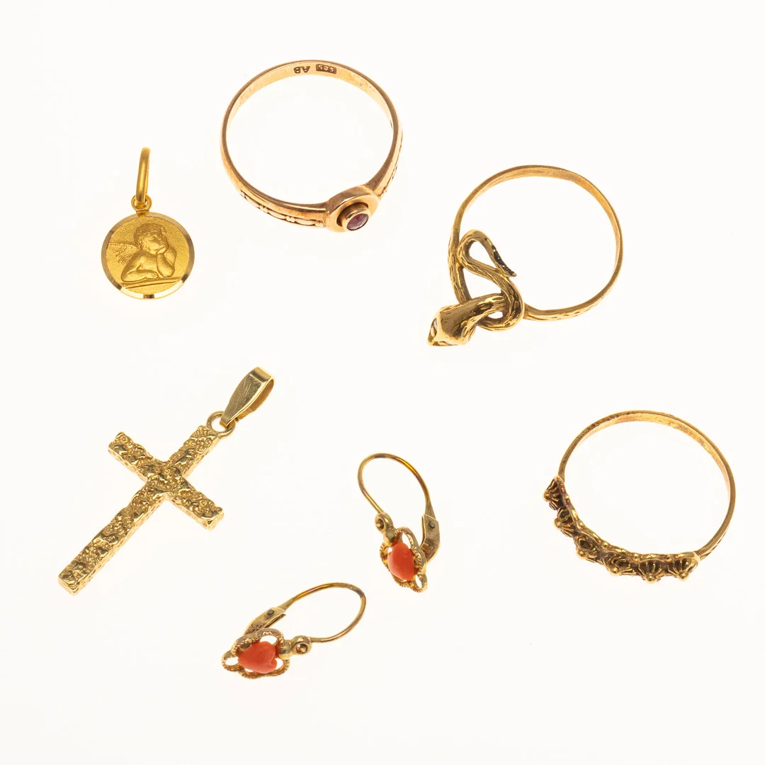 Set Schmuck, unterschiedliche Goldlegierungen und Steinbesatz (6). — Jewellery — Stockholms Auktionsverk Köln