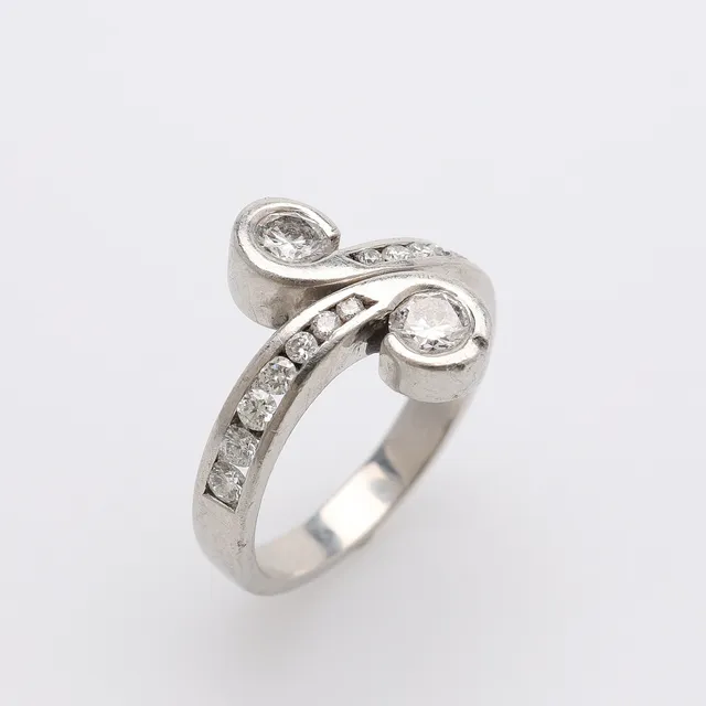 RING, PLATINA & DIAMANTER OM SAMMANLAGT CIRKA 0,45 CT, JOSIAH WEDGWOOD & SONS, LONDON, 1974, TOTALT 7,5 GRAM.