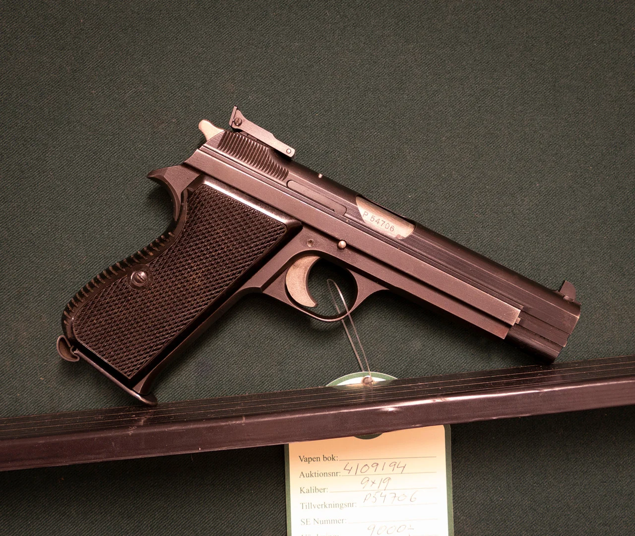 Sig Neuhausen P210 kal. 9x19 Tillv.nr. P54706 SE0186583. — Pistols — Mauritz Widforss