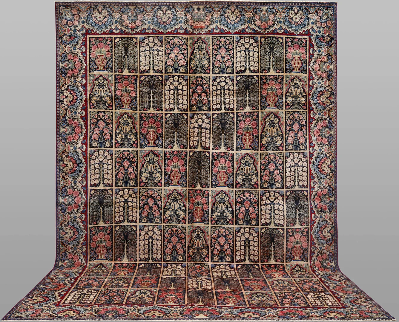 MATTA. Semiantik patinerad Saruk, Millefleur-trädgårdsmönster, 475 x 314 cm. — Oriental Carpets & Textiles — Södermanlands Auktionsverk