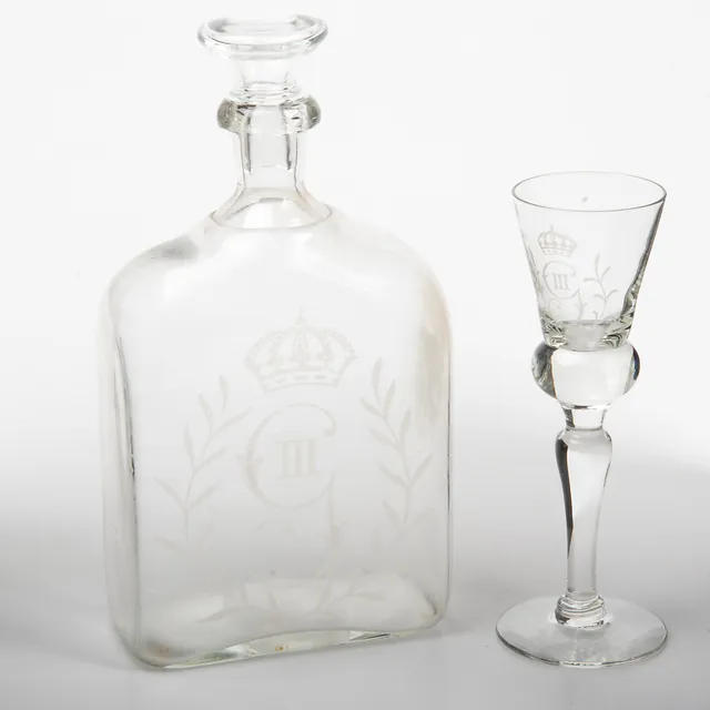 KARAFF SAMT SNAPSGLAS, glas med etsad Gustav III-dekor.