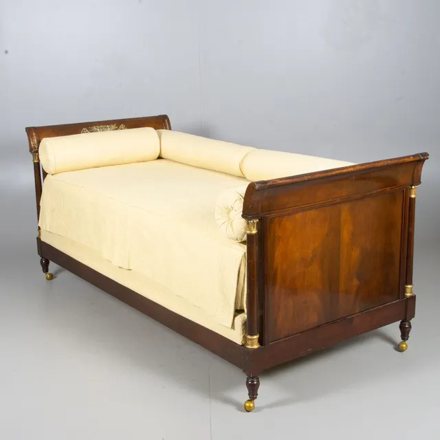 SÄNG/DAGBÄDD, mahogny med bronser, empirestil.