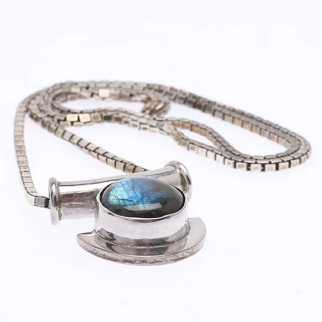 HALSBAND med HÄNGSMYCKE, silver, totalvikt 35 gram.