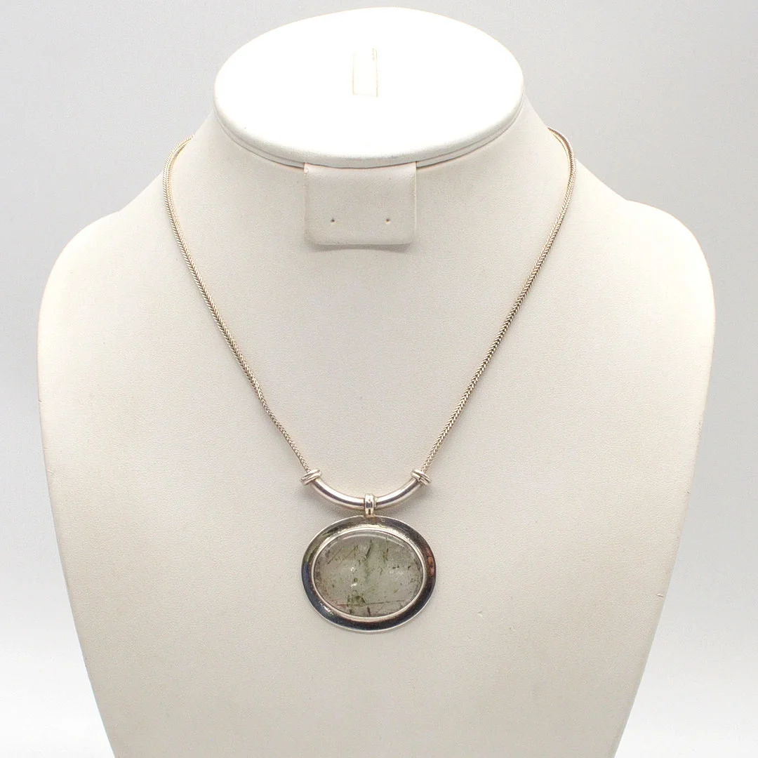 MODERNISTISCHER DESIGNERCOLLIER MIT TURMALINQUARZ, FASSUNG UND ZOPFKETTE AUS STERLINGSILBER, UM 1950. — Necklace — Kunst- und Auktionshaus Kleinhenz