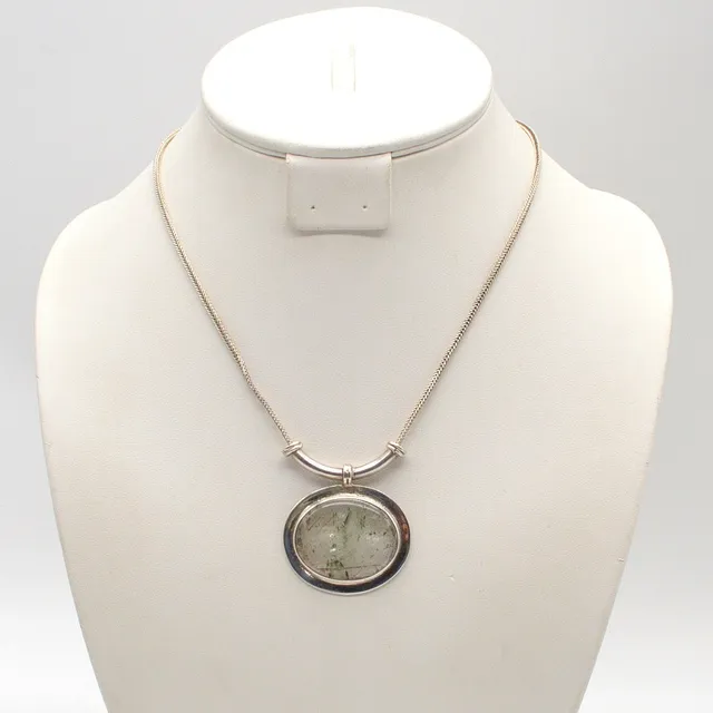 MODERNISTISCHER DESIGNERCOLLIER MIT TURMALINQUARZ, FASSUNG UND ZOPFKETTE AUS STERLINGSILBER, UM 1950.
