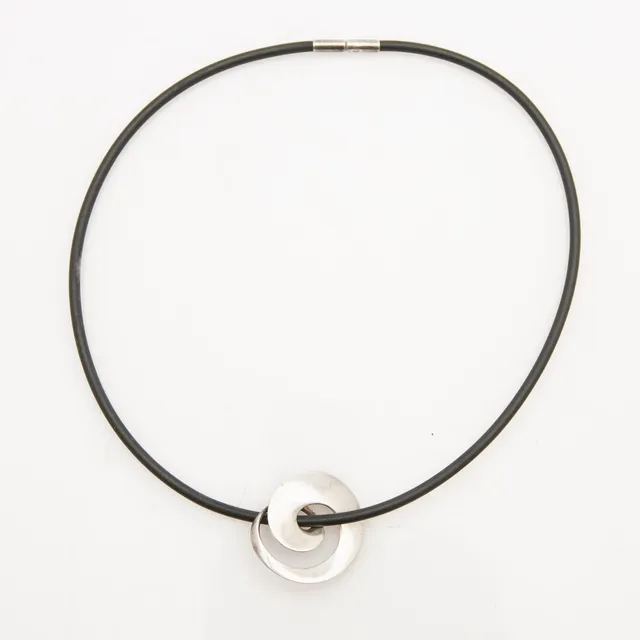Vivianna Torun Bülow-Hübe, halsband, sterling silver, för Georg Jensen, Danmark, 2004.